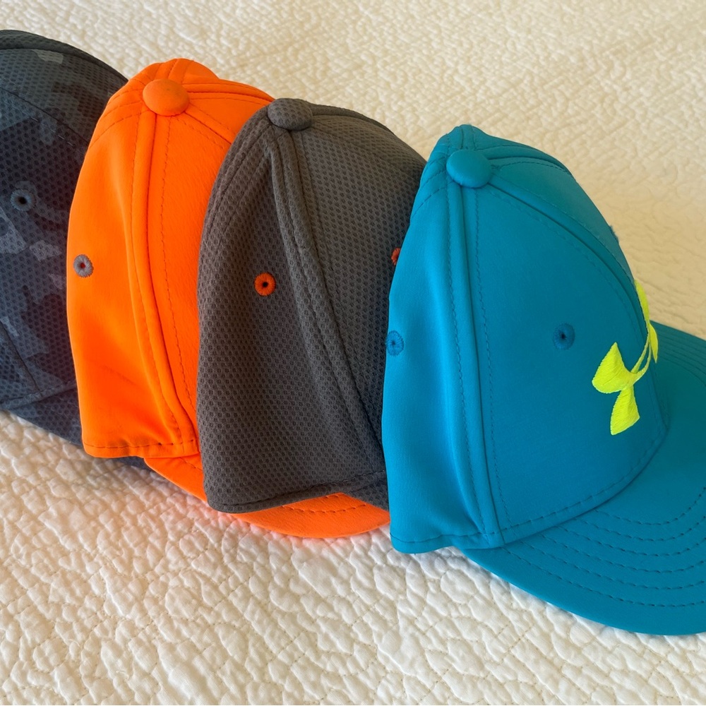 Under Armour Boys- 4 fitted hats 🧢 
Sizes XS- M